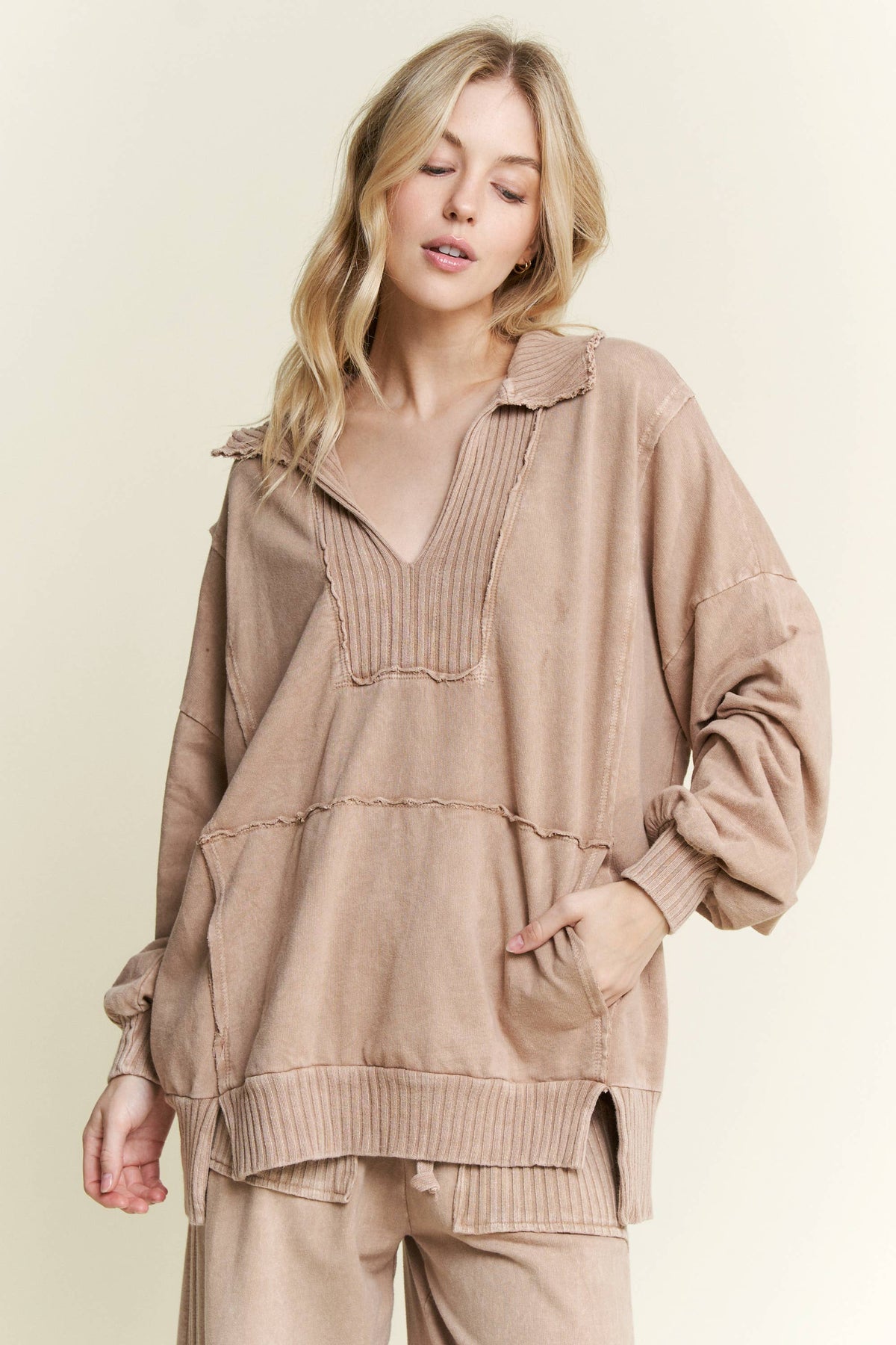 Mineral Wash Widecollar Vneck kangaroo sweatshirt(3 colors)