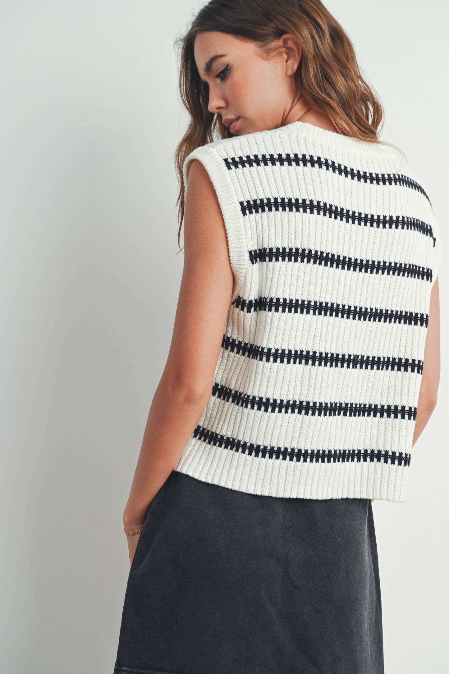 CREW NECK STRIPED KNIT TANK TOP: IVORY / BLACK